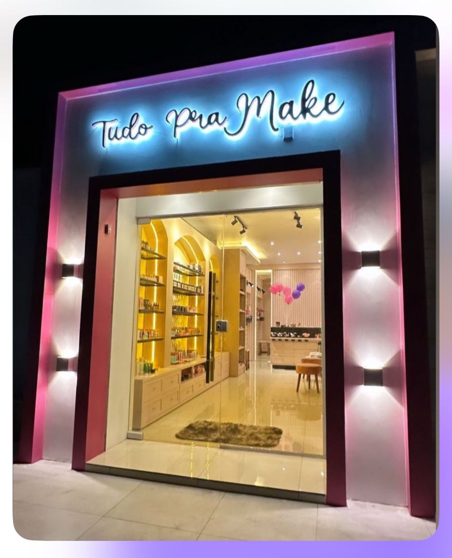 Fachada da loja Tudo Pra Make com letreiro iluminado